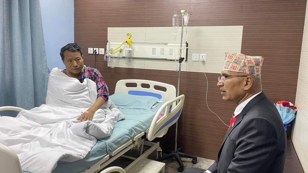 उपराष्ट्रपति र उपप्रधानमन्त्री पौडेलले अस्पताल पुगेर भेटे वर्षमान पुनलाई