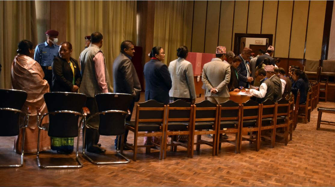 उपराष्ट्रपति पदका लागि मतदान सुरु, रामसहायले गरे पहिलो मतदान
