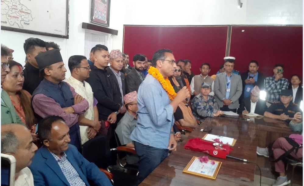 स्वर्णिम वाग्लेलाई प्रतिस्पर्धी गोविन्द भट्टराईले दिए बधाई