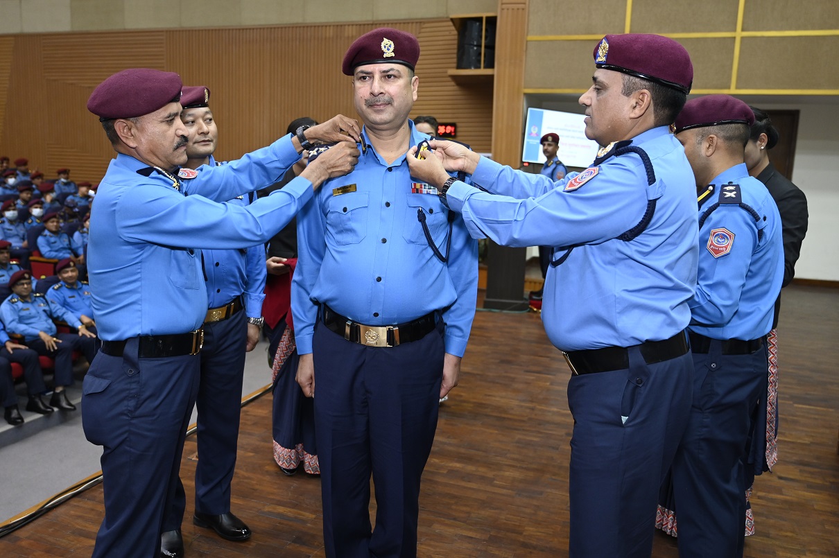 २० जना प्रहरी वरिष्ठ उपरीक्षकहरू दर्ज्यानी चिन्हद्वारा सुशोभित