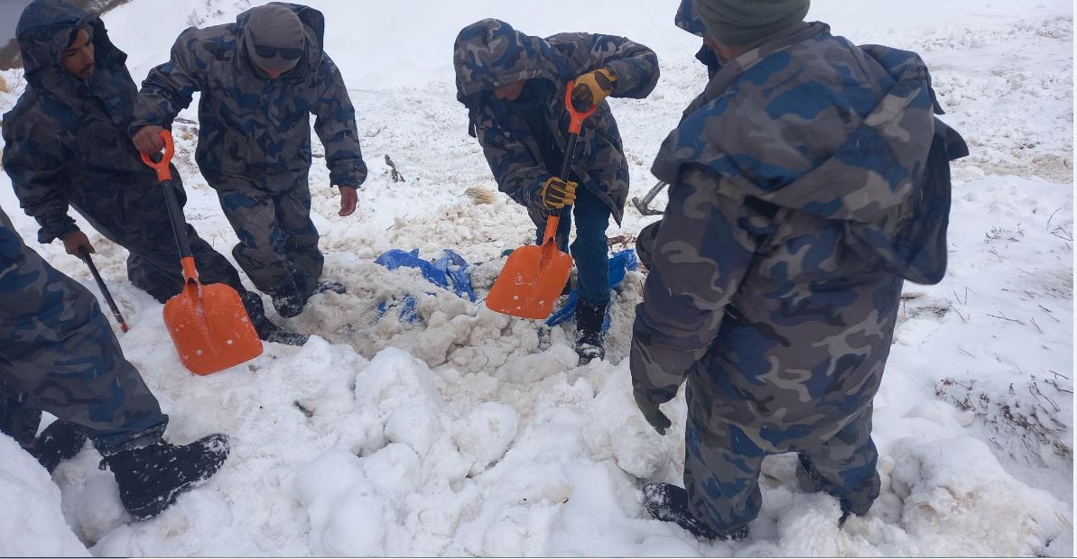 दोलखामा हिमपहिरोमा चार विदेशी आरोही बेपत्ता, उद्धार जारी