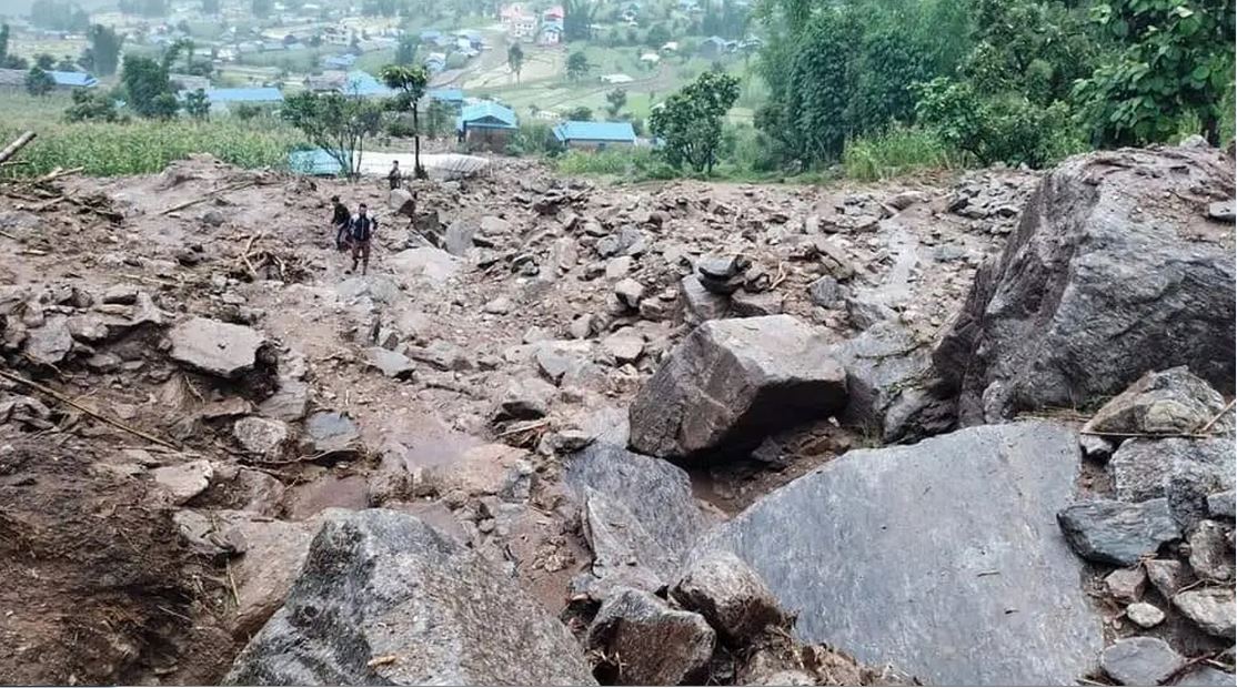 ओखलढुङ्गामा पहिरोमा जाँदा एकै घरका चारजनाको मृत्यु
