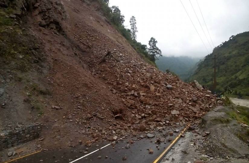 पहिरोले राप्ती राजमार्ग अवरुद्ध