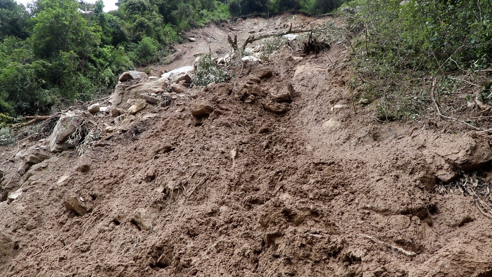 लेदोसहितको पहिरोले दुई बस बगाउँदा त्रिशूलीमा बेपत्ता