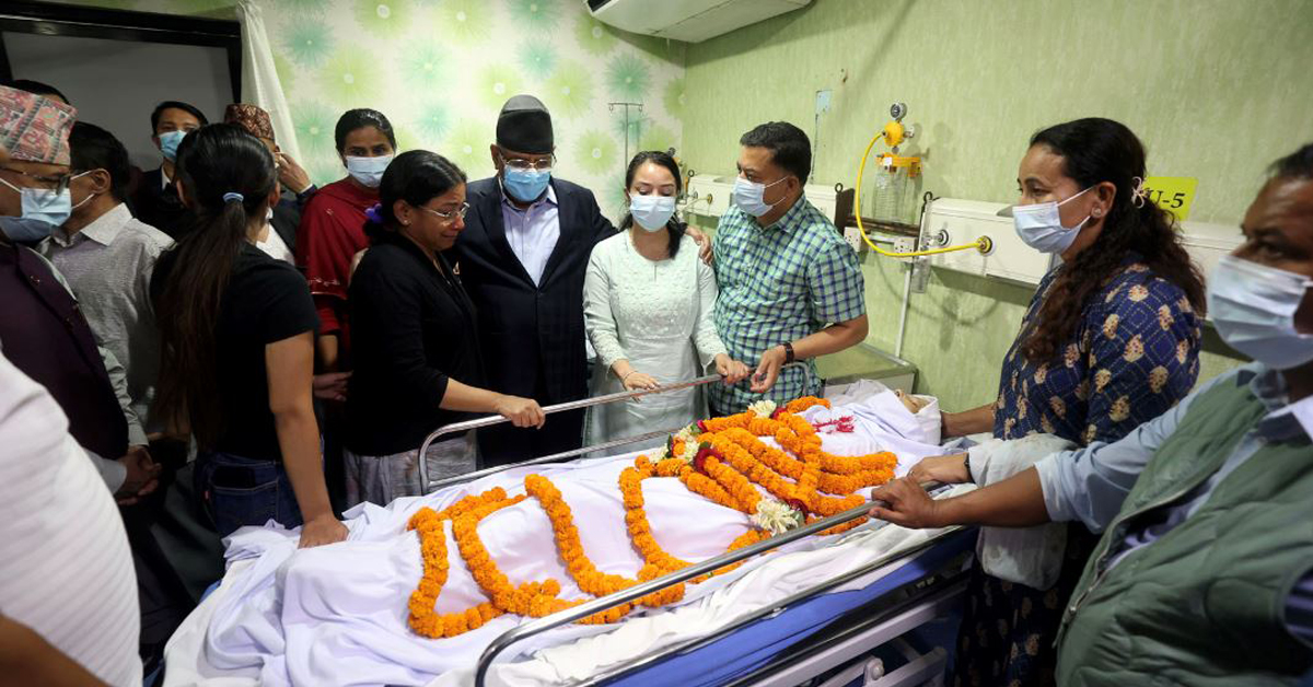 दुई छोरीलाई अंगालो हाल्दै भावविह्वल अवस्थामा प्रधानमन्त्री प्रचण्ड