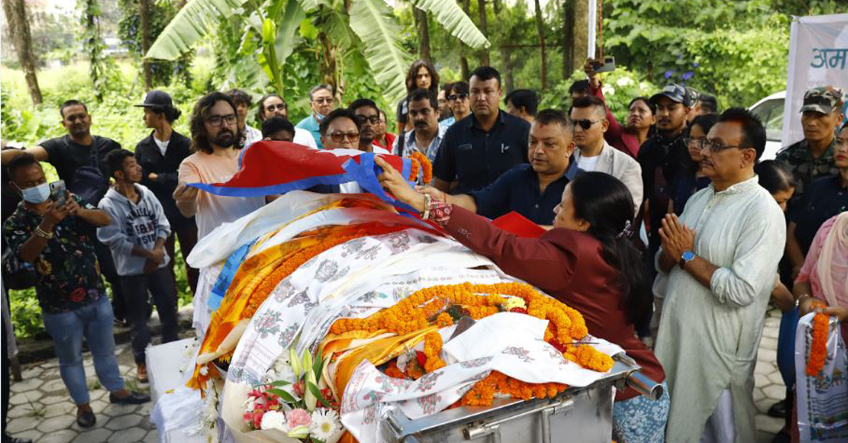 राष्ट्रिय झण्डा ओढाएर गायक रविन तामाङलाई श्रद्धाञ्जली