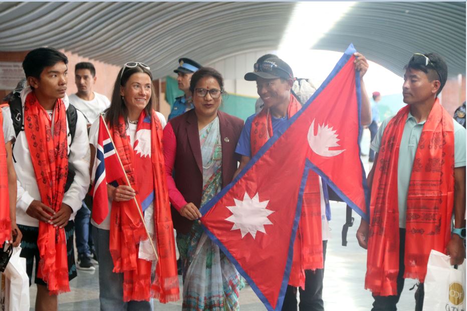 कीर्तिमानी पर्वतारोहीलाई विमानस्थलमा भव्य स्वागत