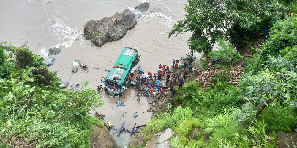 बस दुर्घटनामा आठ जनाको मृत्यु