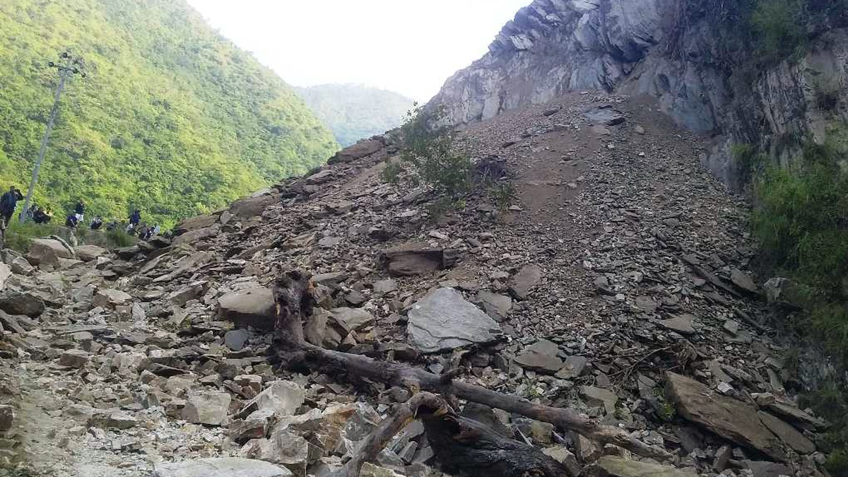 भारी वर्षाका कारण मध्यपहाडी लोकमार्ग अवरुद्ध