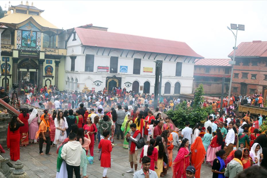 साउनको पहिलो दिन : पशुपतिनाथमा भक्तजनको बिहानैदेखि घुइँचो