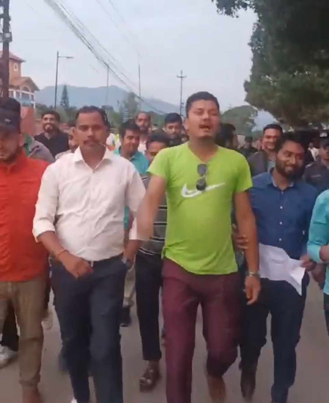 कांग्रेस नेता यादवमाथि खुकुरी प्रहारपछि गृहमन्त्रीको राजीनामा माग्दै नेविसंघद्वारा पुत्ला दहन
