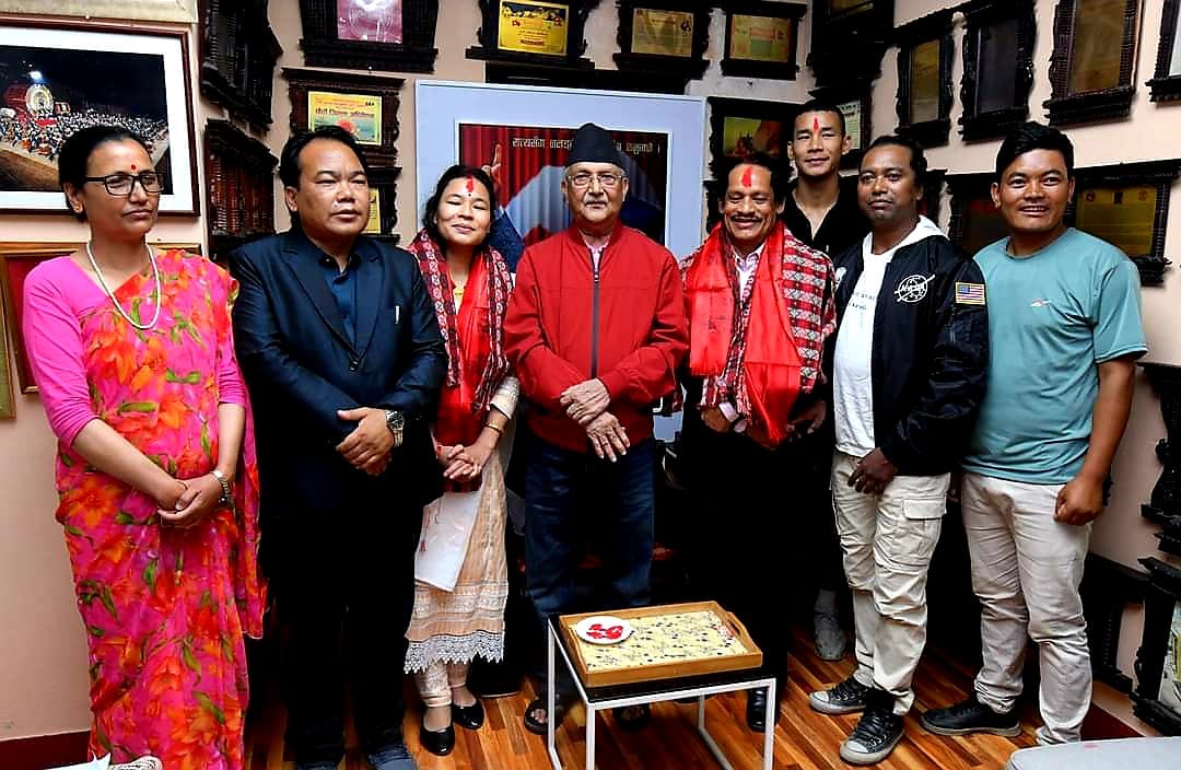 माओवादी केन्द्रका पूर्व केन्द्रीय सदस्य कुलानन्द गिरी र सानुमाया मगर एमाले प्रवेश
