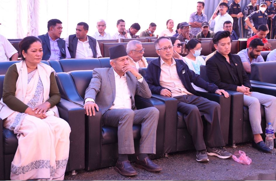 श्रद्धाञ्जली अर्पण गर्ने क्रममा स्व नेम्वाङका कान्छा छोरा नेम्वाङलगायत