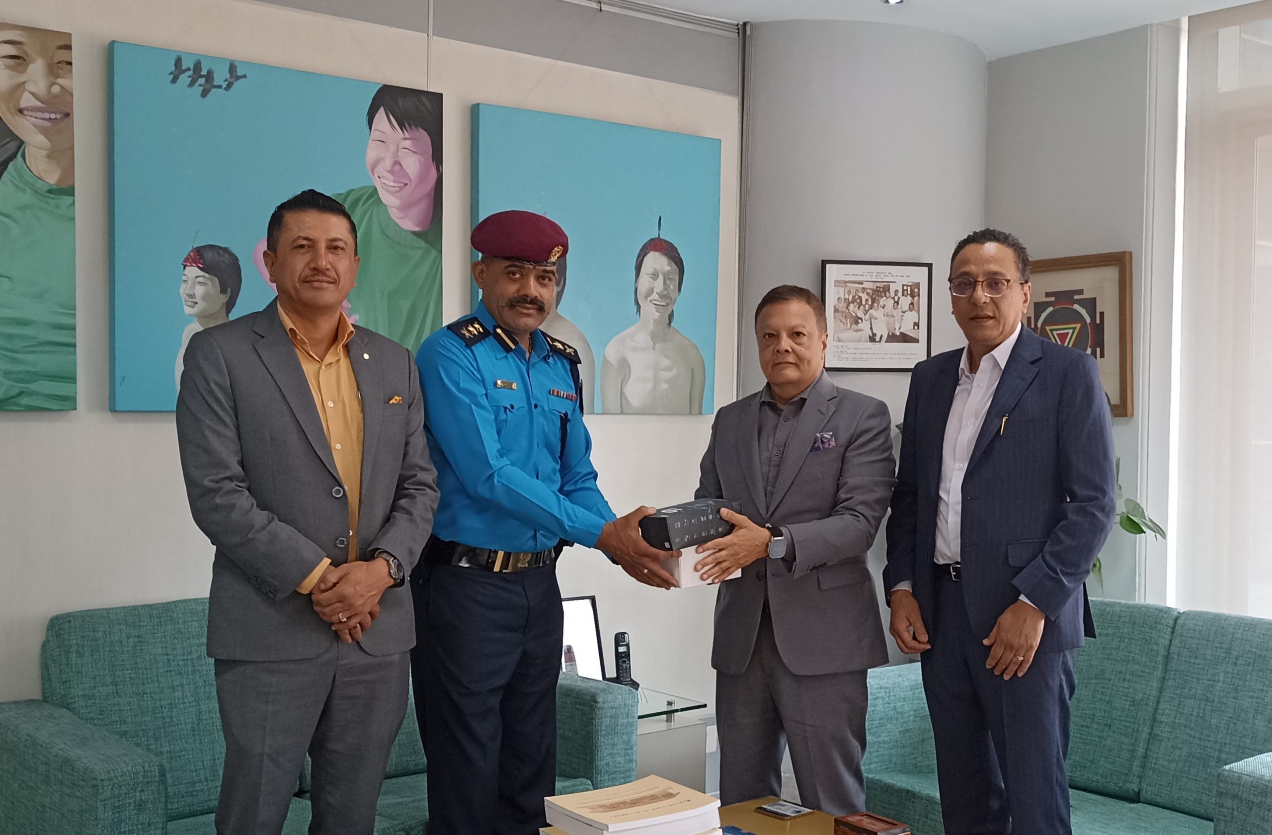 हिमालयन बैंकद्धारा काठमाडौं प्रहरीलाई सहयोग