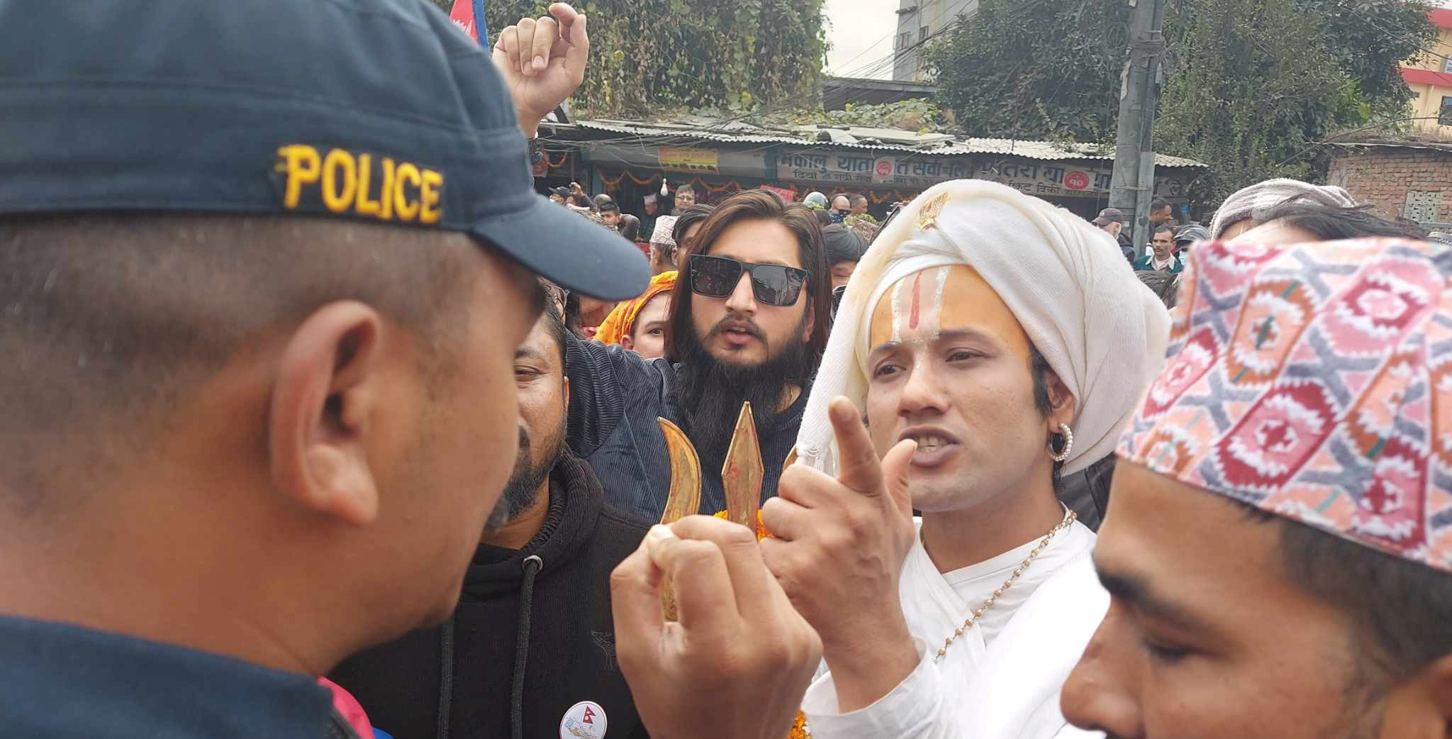 दुर्गा प्रसाईंको प्रदर्शनमा सहभागी विवादास्पद धर्मगुरु आचार्य श्रीनिवास पक्राउ