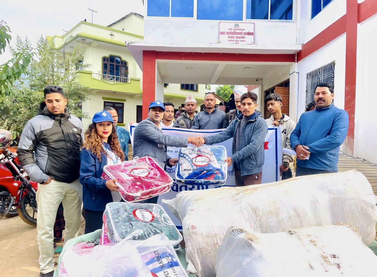 नेपाल लाइफद्वारा भुकम्प प्रभावितका लागि १० लाख बराबरको राहत सामाग्री प्रदान