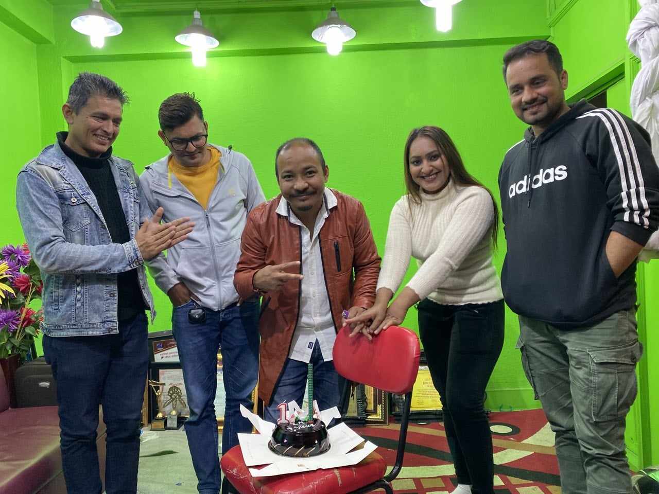 गायक नविनले केक काटेर १८ कट्यौकी गीतको सेलिब्रेट गरे