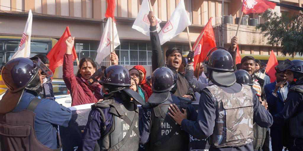 भन्सार घेराउका क्रममा आजपाका ७ कार्यकर्ता पक्राउ