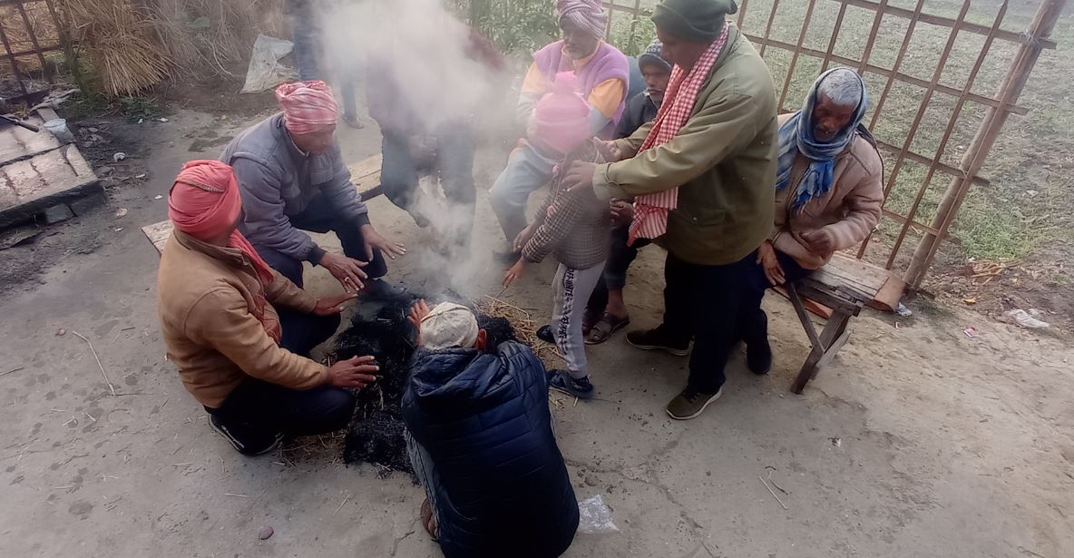 शीतलहरले जनजीवन कष्टकर, घाम ताप्न पहाड उक्लिँदै सर्वसाधारण