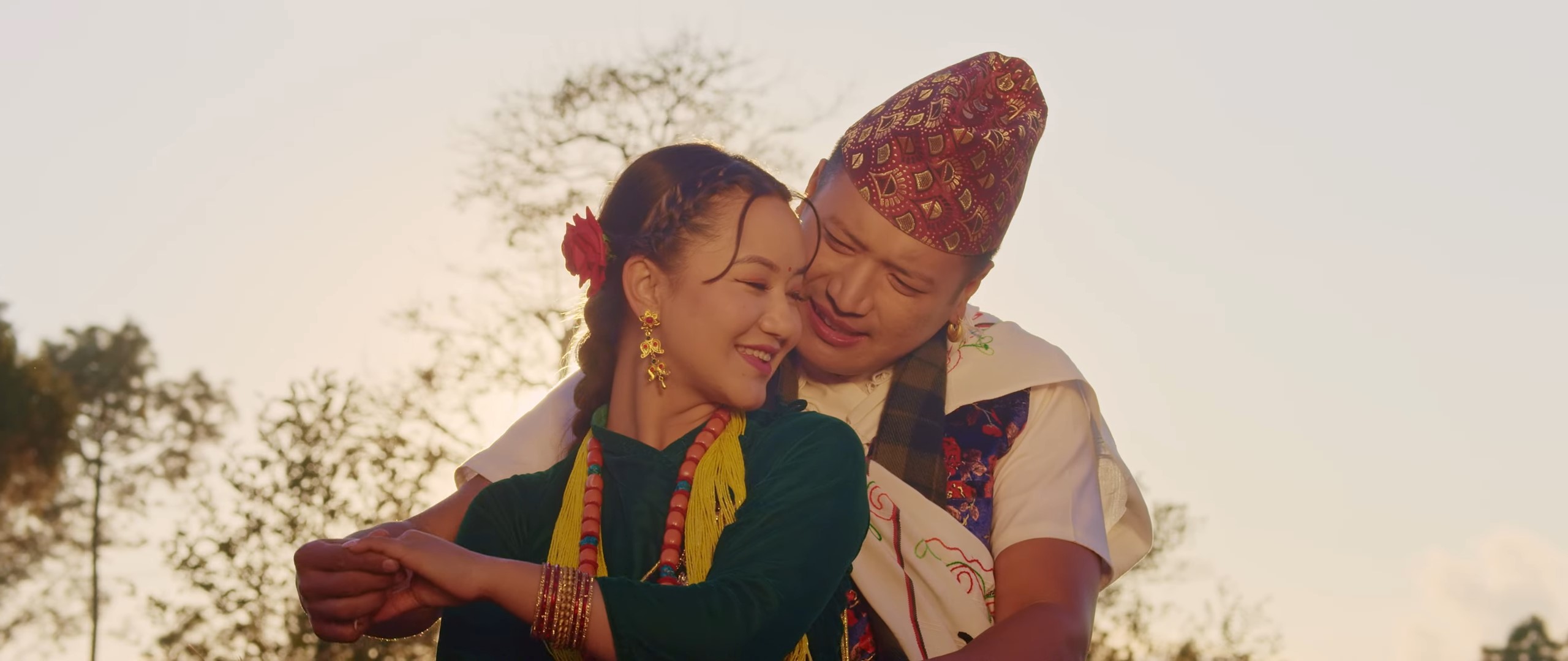 मनोज र करुणाले ल्याए कौडा गीत ‘जूनै टिपेर’