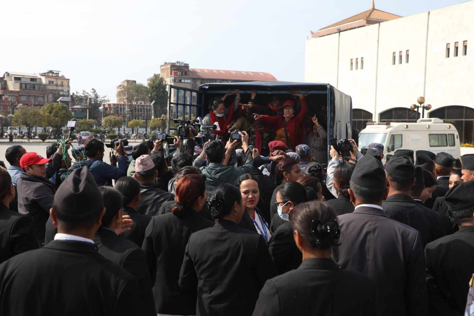 संसद् भवन प्रवेश गर्ने ४९ लघुवित्तपीडित प्रहरी नियन्त्रणमा