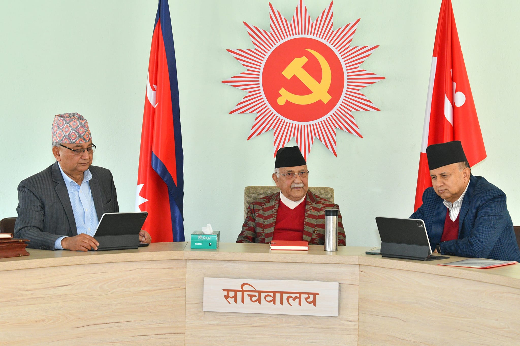 प्रधानमन्त्री प्रचण्डलाई राजिनामा दिन एमालेको आग्रह