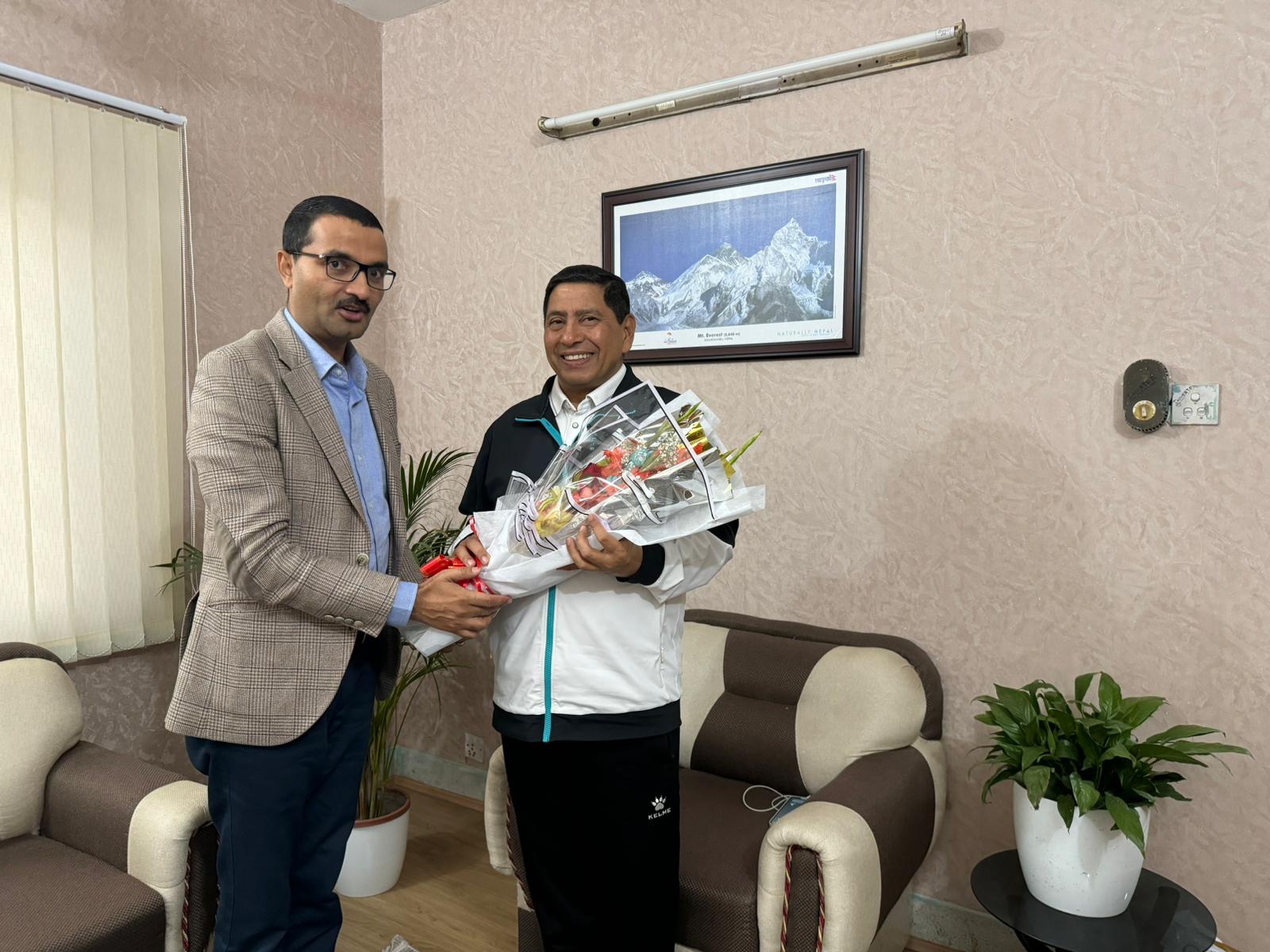 एनआरएनए आरके शर्माले भेटे परराष्ट्रमन्त्रीलाई