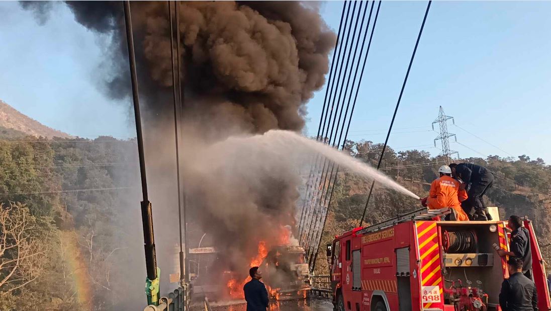 कर्णाली पुलमाथि गुड्दै गरेको ट्रकमा आगलागी, पुलको १४ वटा डोरीमा क्षति