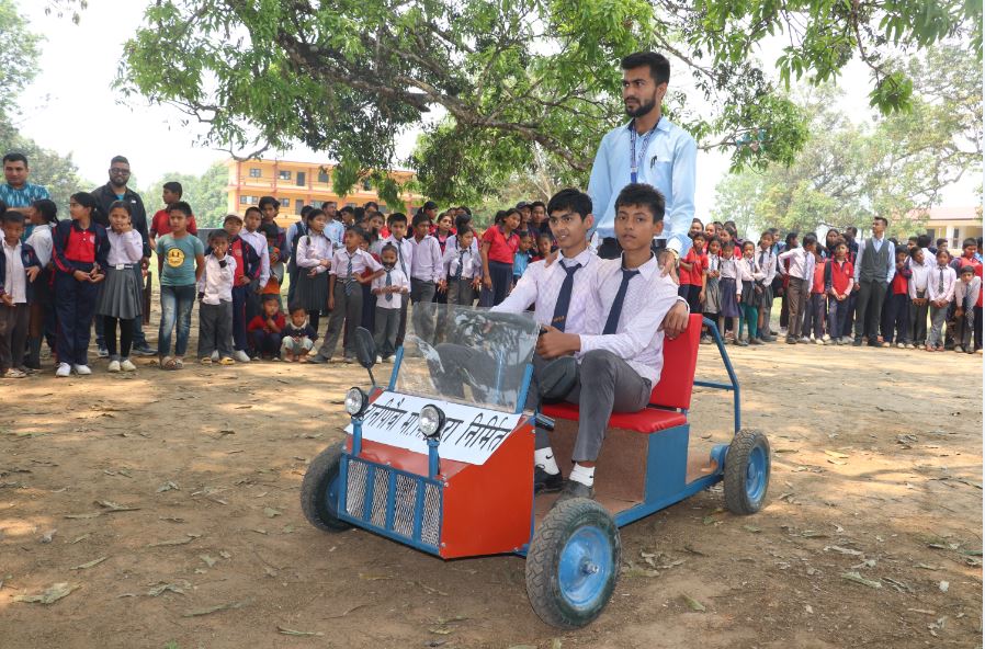 धादिङ सल्यानटारका विद्यार्थीले बनाए चार पाङ्ग्रे विद्युतीय गाडी