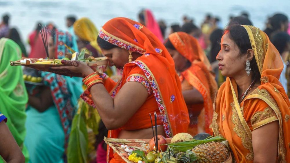 छठ पर्व : आज साँझ अस्ताउँदो सूर्यलाई पूजाआराधना गरी अर्घ दिइँदै