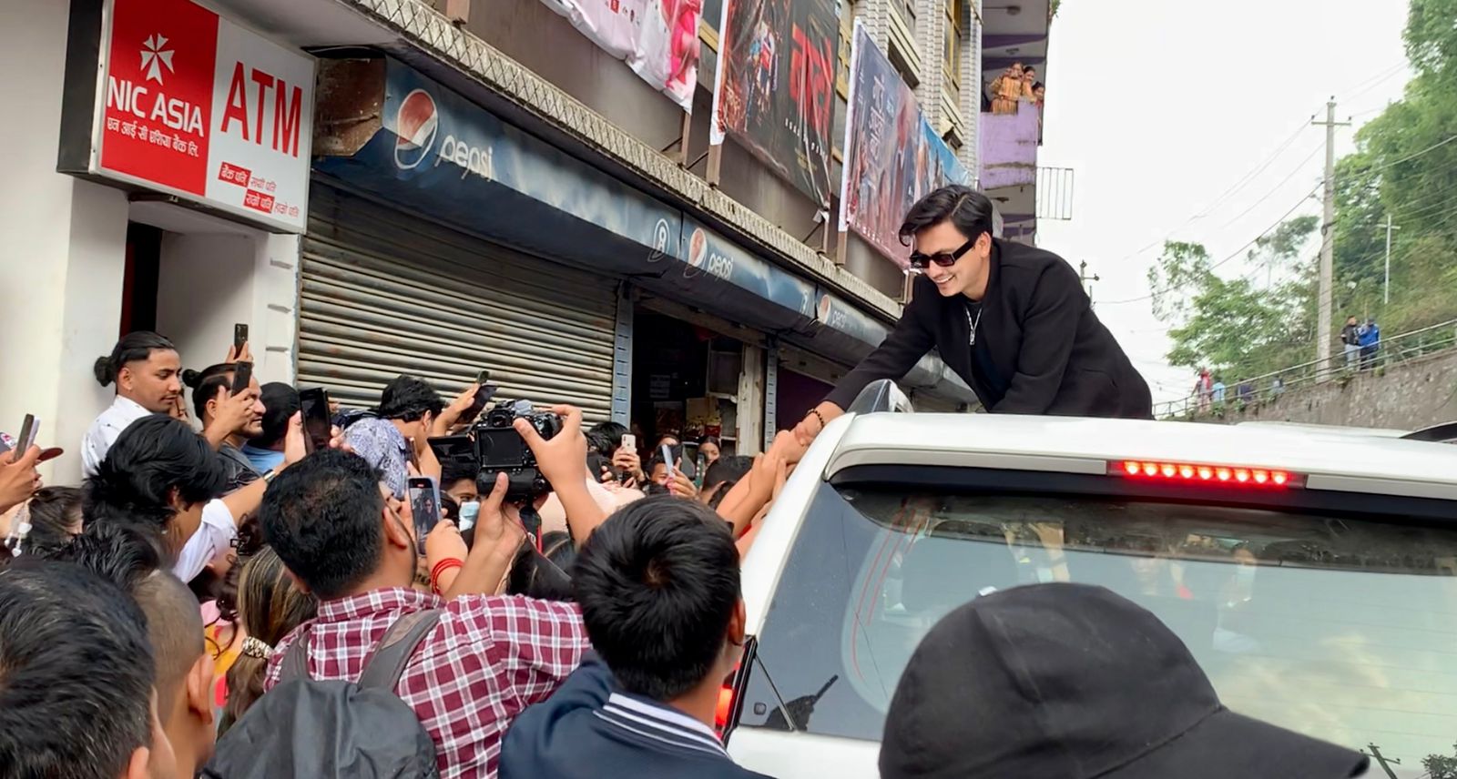 मध्यरात १ बजे दर्शकमाझ पुगे पल शाह, भन्छन्, ‘नेपाली चलचित्रले फड्को मार्‍यो’