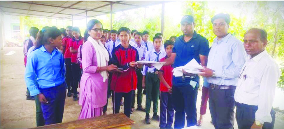समृद्धि फाइनान्सद्धारा विपन्न वर्गका विद्यार्थिलाई स्टेशनरी वितरण