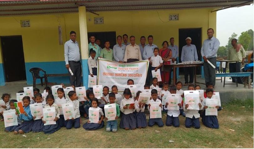 समृद्धि फाइनान्सद्धारा विपन्न वर्गका विद्यार्थिलाई स्टेशनरी वितरण