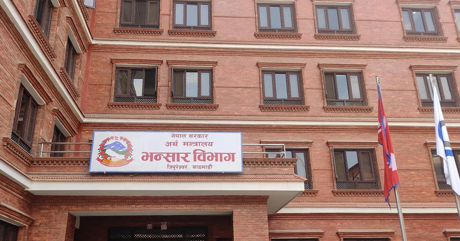 तेह्र खर्बको आयात, एक खर्ब २६ अर्बको निर्यात