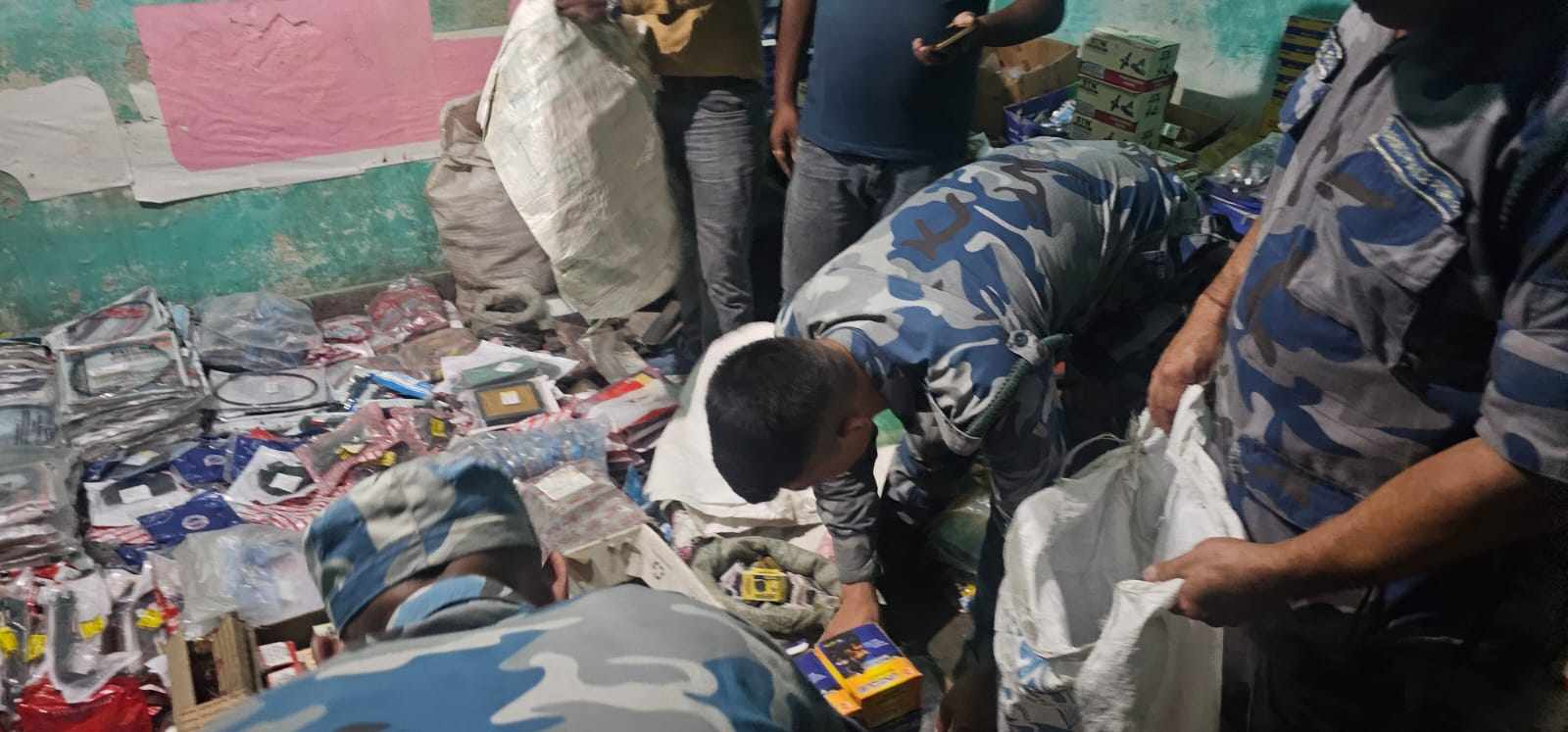 बिरगंजको विभिन्न ठाउँमा रहेका गोदाममा सशस्त्र प्रहरीको छापा