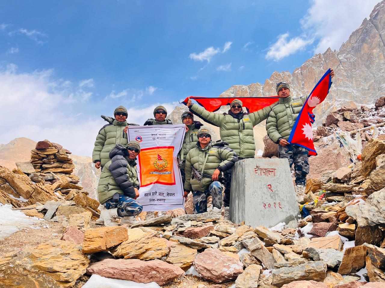 सशस्त्र प्रहरीद्धारा नेपाल चीन सीमामा अवस्थित २ नम्बर सीमा स्तम्भको अनुगमन