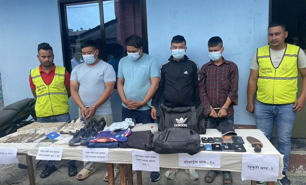 डाँका चोरी तथा लुटपाट गरी फरार रहेका ४ जना पक्राउ