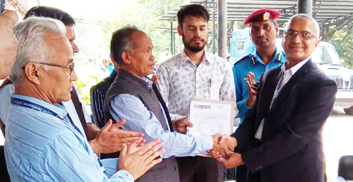 नेपाल बैंकद्धारा सडक दुर्घटना न्यूनीकरणको गर्न सडक डिभाईडर सहयोग