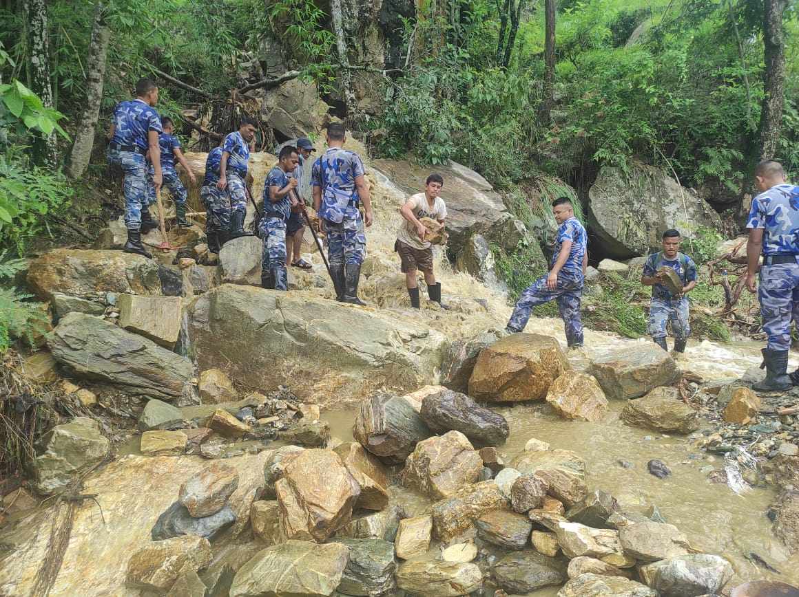 बाग्लुङ्गको विभिन्न स्थानमा अवरुद्ध सडक खुलाउँदै सशस्त्र प्रहरी