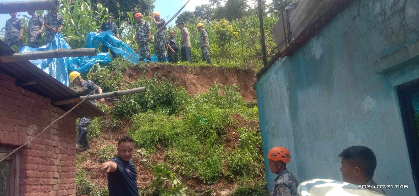 भक्तपुरको विभिन्न ठाउँमा अस्थायी संरचना बनाई पहिरो रोकथाम