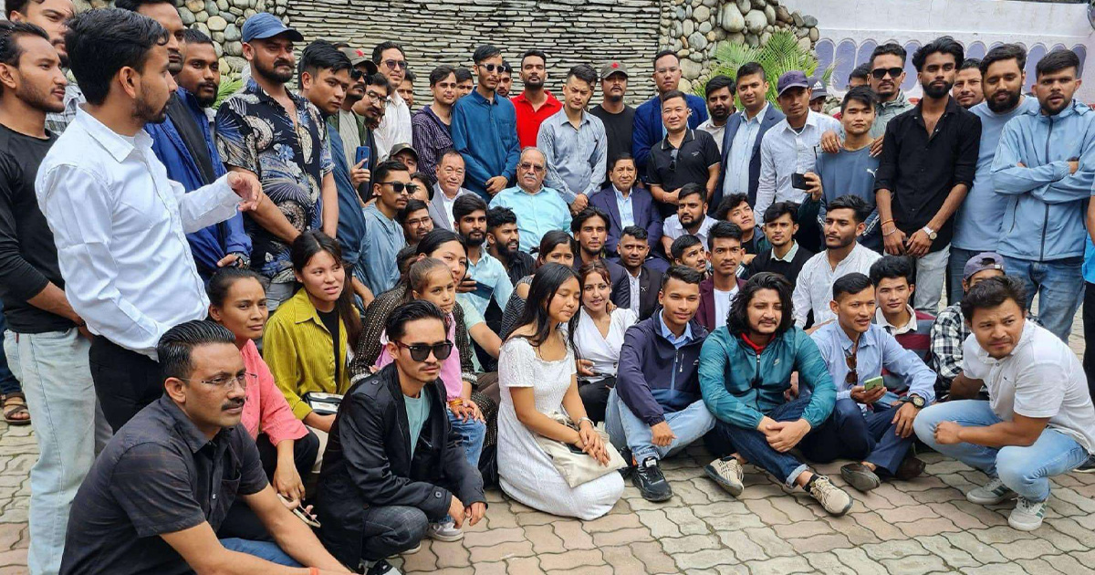 युवा विद्यार्थीले खुमलटार पुगेर प्रचण्डलाई भने-‘सुशासनको नायक तपाँई हो, तपाँई प्रति गर्व छ’