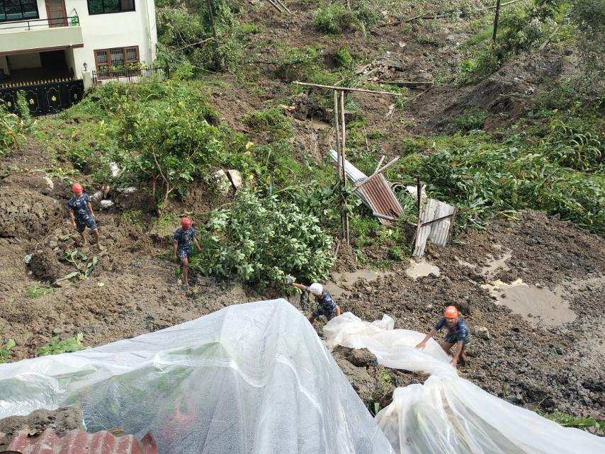वर्षाको कारण जोखिममा परेका घरपरिवारको सामान सुरक्षित स्थानमा स्थान्तरण