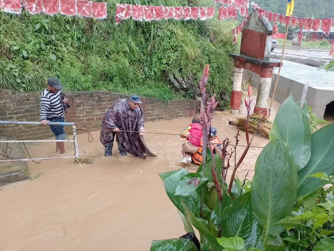 अकला मन्दिरमा फसेका दर्शनार्थीको उद्वार