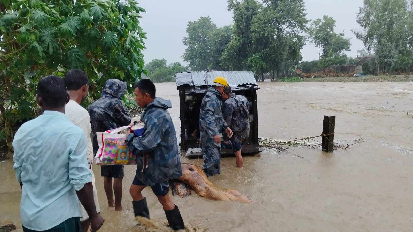 दोन्द्रा खोलाको बीच भागमा अड्किएका व्यक्तिको सकुशल उद्धार