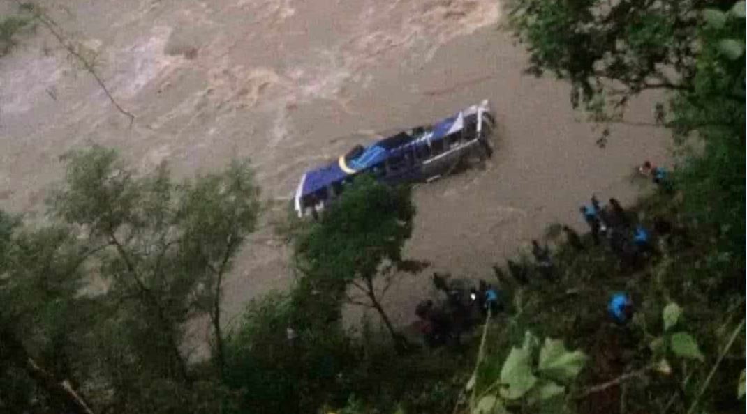 पहिरोले दुई बस बगाउँदा ६५ जना त्रिशूलीमा बेपत्ता, तीन जनाको सकुशन उद्दार