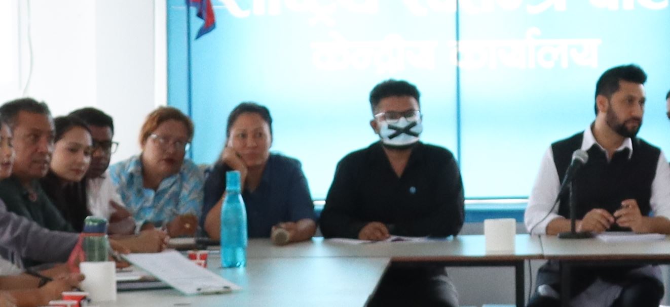 सभापति लामिछानेले लिखित प्रस्ताव पेश गर्न नदिएको महामन्त्री ढकालको गुनासो
