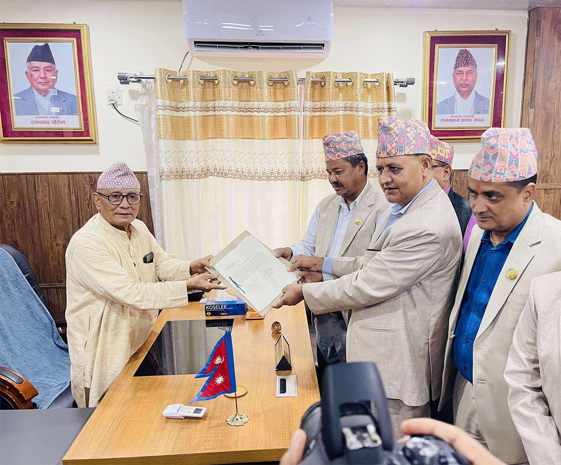 लुम्बिनीको मुख्यमन्त्रीमा एमालेका चेतनारायण आचार्यले गरे दाबी पेश