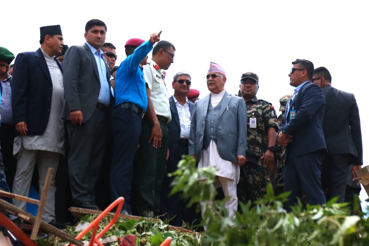 विमान दुर्घटनास्थलमा पुगे प्रधानमन्त्री ओली