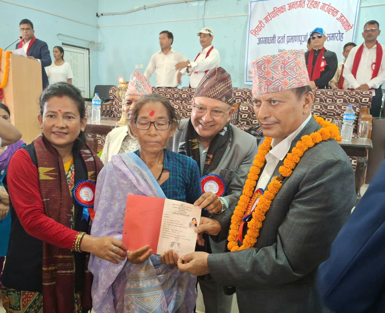 भूमि व्यवस्थामन्त्री अधिकारीले बितरण गरे ५५३ जनालाई लालपुर्जा