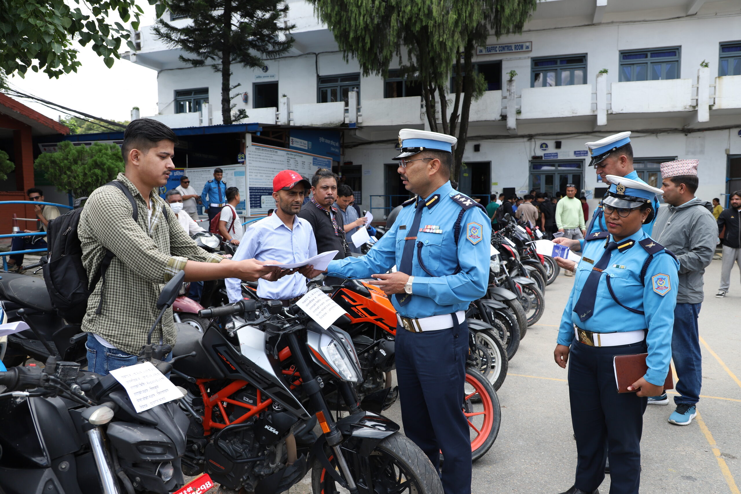 हराएका २१ वटा दुईपाङग्रे सवारी साधन फेला पारि ट्राफिक प्रहरीद्वारा धनीलाई हस्तान्तरण